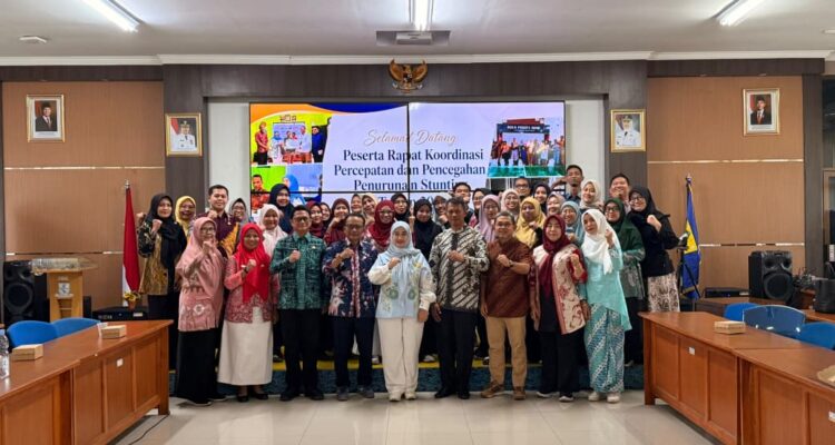 Wakil Wali Kota Cirebon Siti Farida foto bersama usai Rapat Koordinasi Tim Percepatan Penurunan Stunting (TPPS) Kota Cirebon Semester I Tahun 2026 di Bapperida Kota Cirebon, Kamis (13/8/2026).
