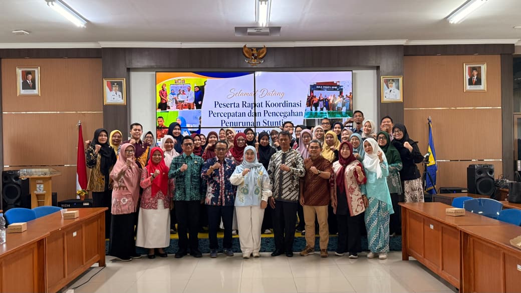 Wakil Wali Kota Cirebon Siti Farida foto bersama usai Rapat Koordinasi Tim Percepatan Penurunan Stunting (TPPS) Kota Cirebon Semester I Tahun 2026 di Bapperida Kota Cirebon, Kamis (13/8/2026).