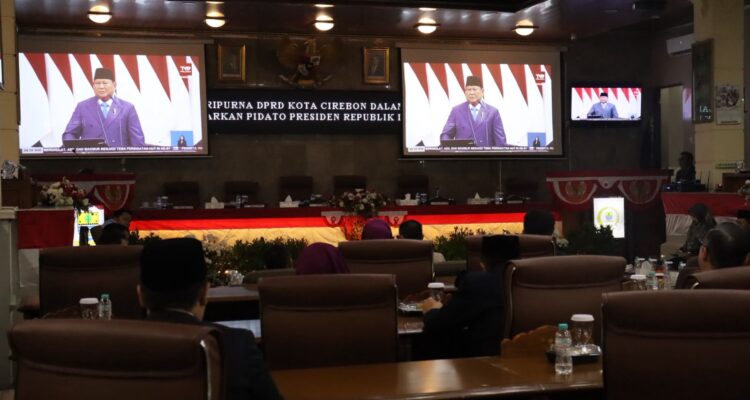 Pemerintah Kota bersama DPRD mengikuti Sidang Tahunan MPR RI serta Sidang Bersama DPR RI dan DPD RI Tahun 2026 dalam rangka memperingati Hari Ulang Tahun (HUT) ke-81 Kemerdekaan Republik Indonesia. Pidato Kenegaraan Presiden RI Prabowo Subianto disaksikan bersama dalam Rapat Paripurna DPRD Kota Cirebon, Jumat (14/8/2026).