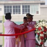 Wali Kota Cirebon, Effendi Edo saat menyerahkan bendera merah putih untuk dikibarkan oleh Paskibraka dalam upacara HUT ke-81 RI, Senin, 17 Agustus 2026.*