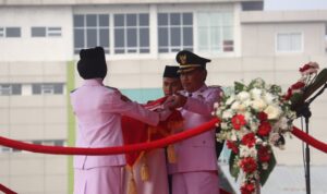 WhatsApp Image 2026-08-17 at 14.34.05 Wali Kota Cirebon, Effendi Edo saat menyerahkan bendera merah putih untuk dikibarkan oleh Paskibraka dalam upacara HUT ke-81 RI, Senin, 17 Agustus 2026.*