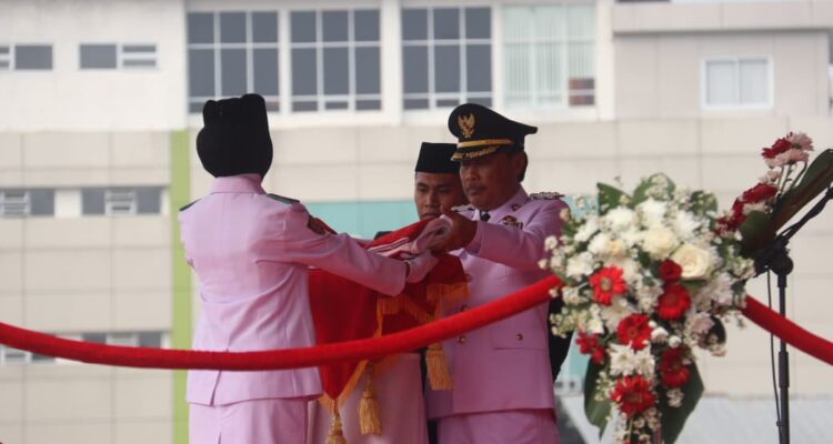 Wali Kota Cirebon, Effendi Edo saat menyerahkan bendera merah putih untuk dikibarkan oleh Paskibraka dalam upacara HUT ke-81 RI, Senin, 17 Agustus 2026.*