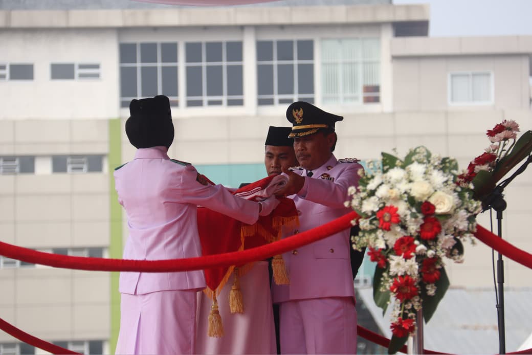 Wali Kota Cirebon, Effendi Edo saat menyerahkan bendera merah putih untuk dikibarkan oleh Paskibraka dalam upacara HUT ke-81 RI, Senin, 17 Agustus 2026.*