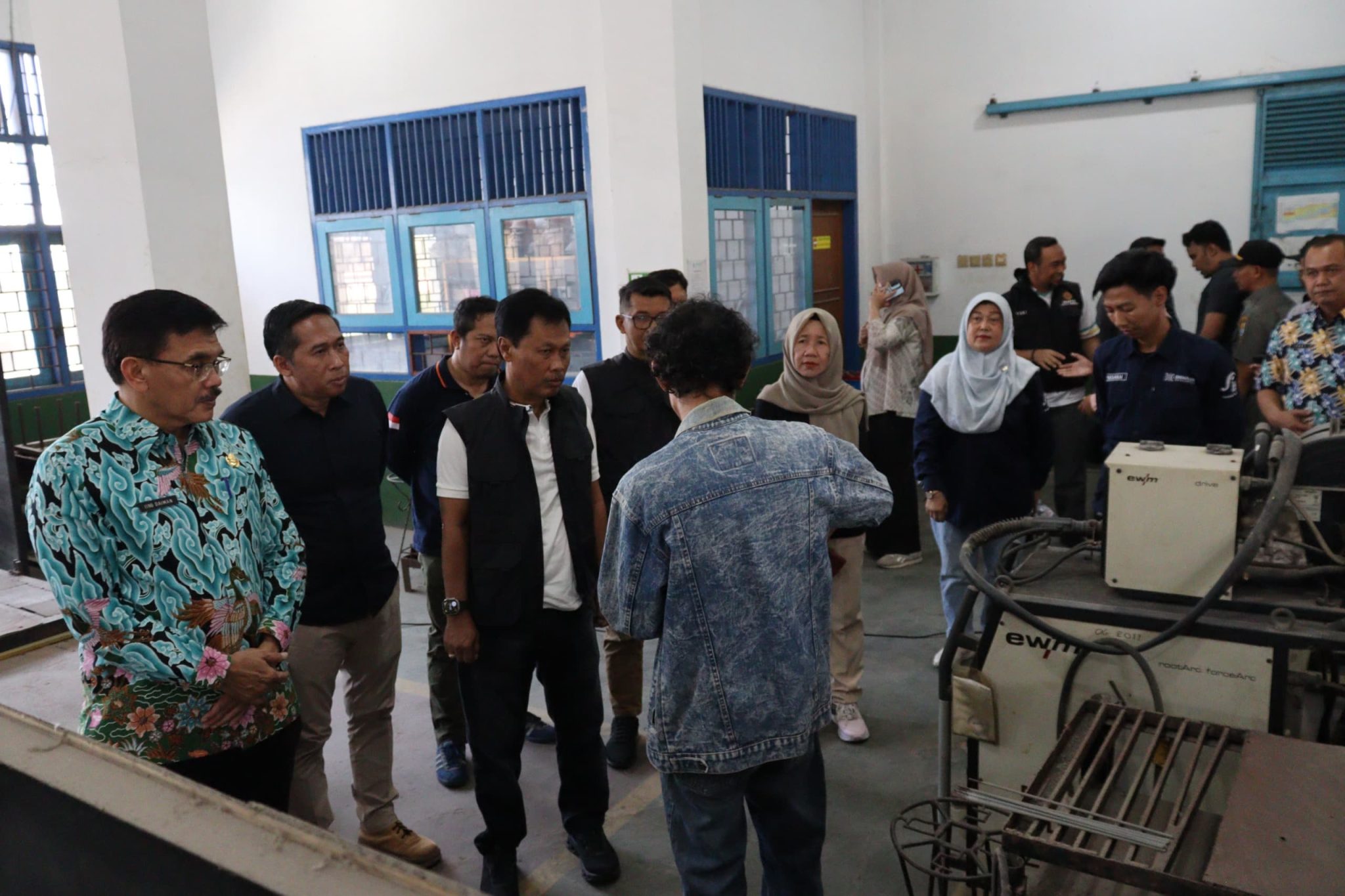 Wali Kota Cirebon, Effendi Edo didampingi Sekretaris Daerah Kota Cirebon, Iing Daiman meninjau langsung kegiatan pelatihan di UPT Latihan Tenaga Kerja Kota Cirebon, Jumat (7/8/2026).